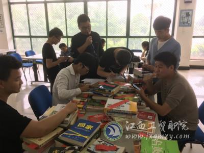 参加比赛的同学在登记成绩